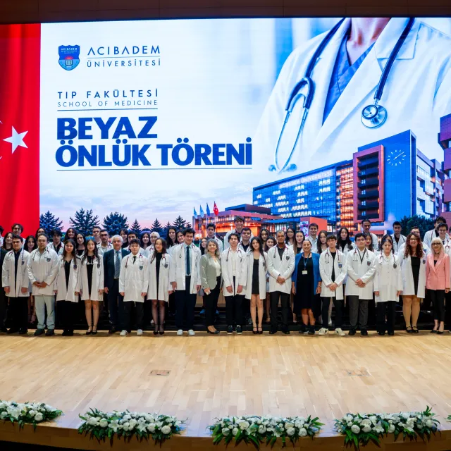 Acıbadem Üniversitesi Tıp Fakültesi Öğrencileri Beyaz Önlüklerini Giydi