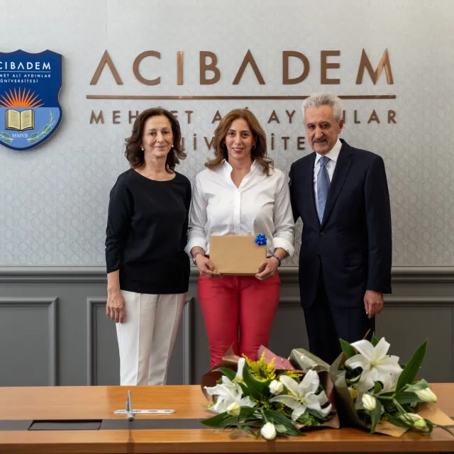Fakülte ve Enstitü Birincilerine Ödül Verildi
